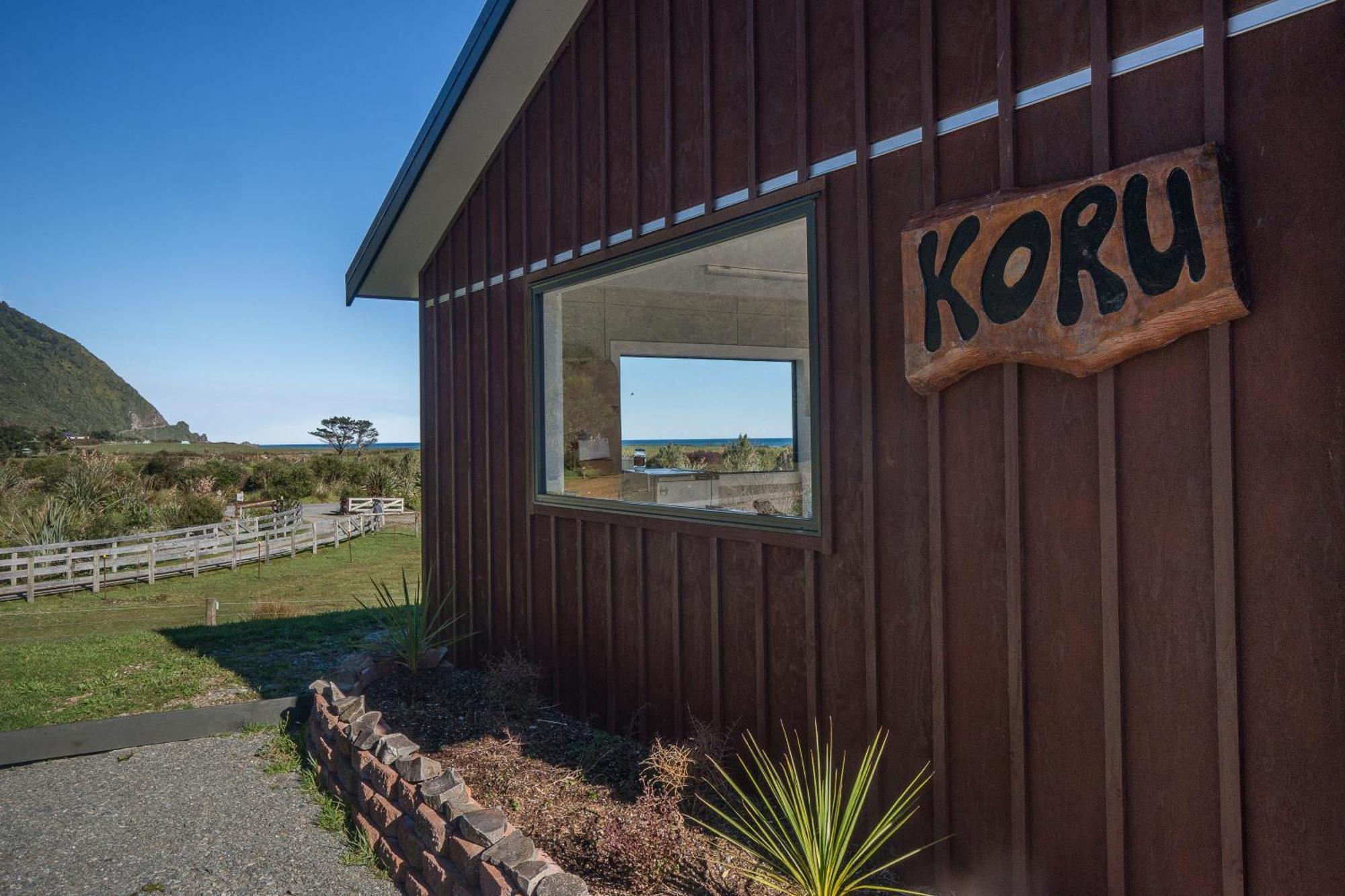 Koru Beachfront Holiday Cabins & Hot Tub Barrytown Ngoại thất bức ảnh