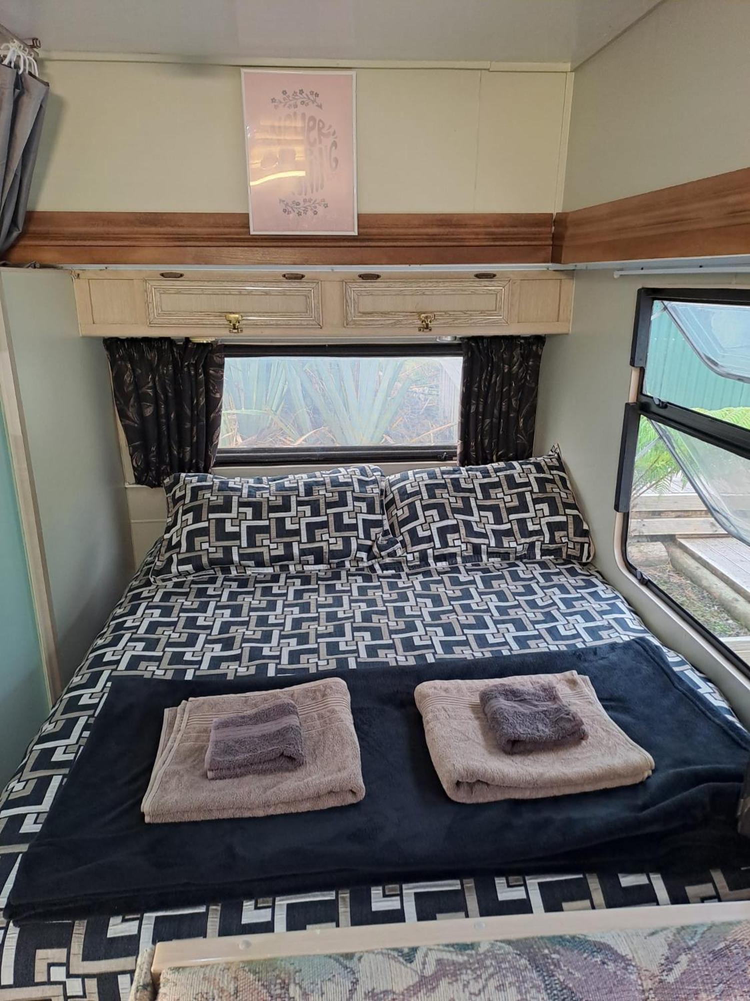Koru Beachfront Holiday Cabins & Hot Tub Barrytown Ngoại thất bức ảnh