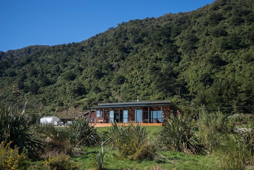 Koru Beachfront Holiday Cabins & Hot Tub Barrytown Ngoại thất bức ảnh