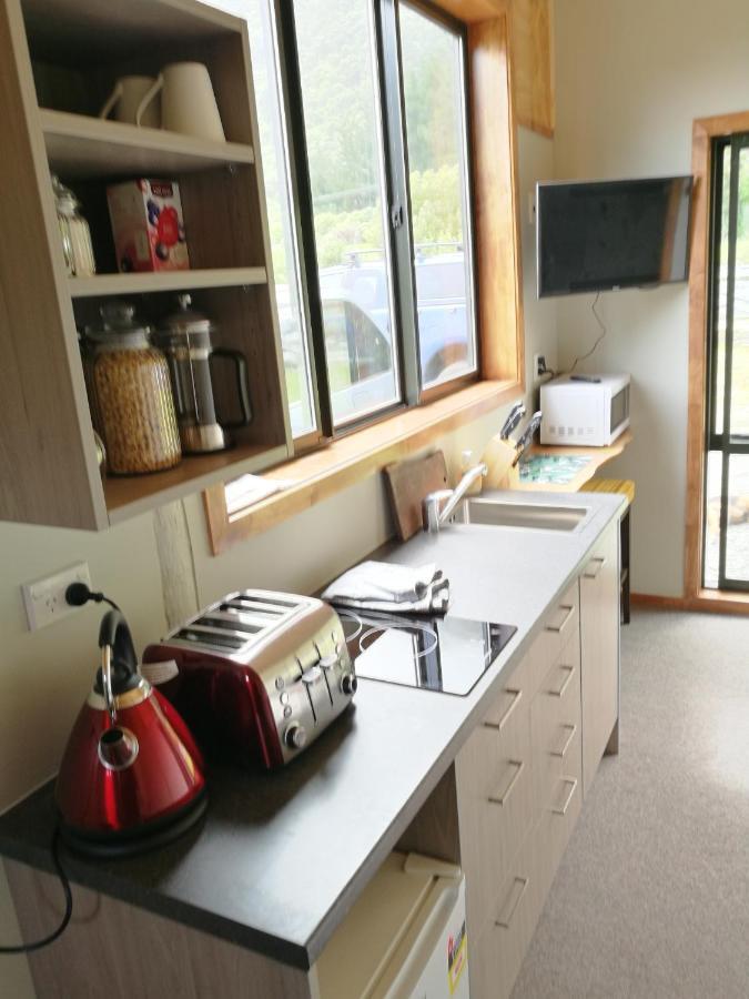Koru Beachfront Holiday Cabins & Hot Tub Barrytown Ngoại thất bức ảnh